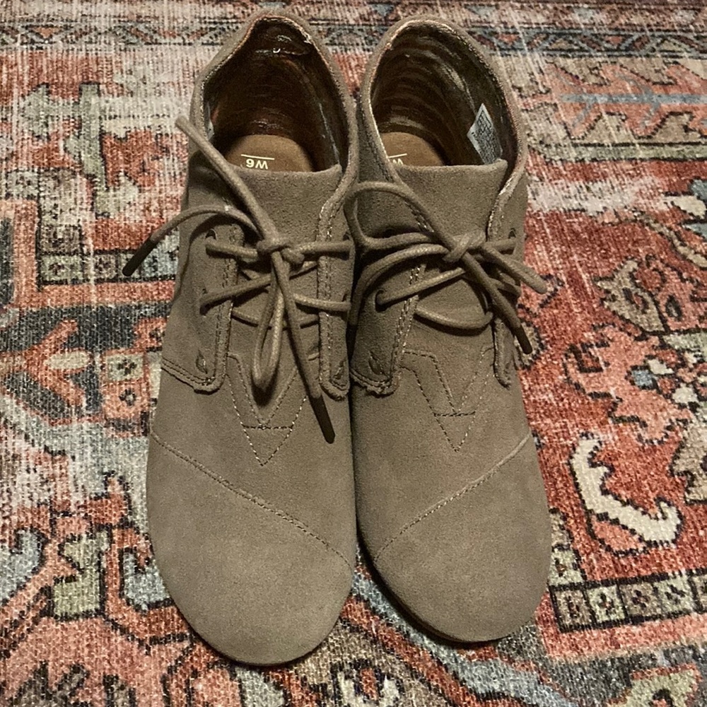 NWT Toms Desert Wedge Taupe Suede Booties